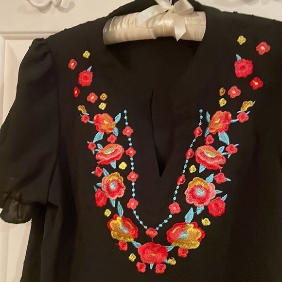 Black floral Swiss dot blouse 🌻 - Picture 7 of 7